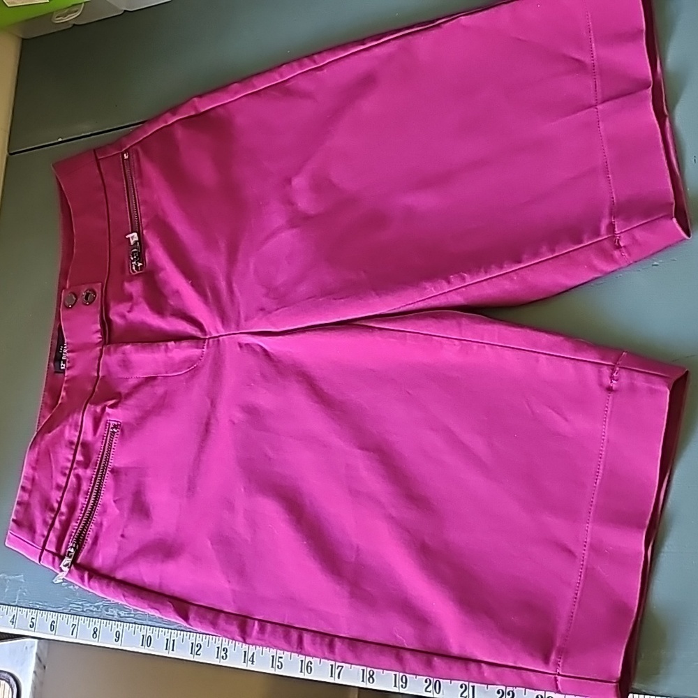 White house black market 12" bermuda shorts. NWOT. size 2. Front pockets W/ zipp